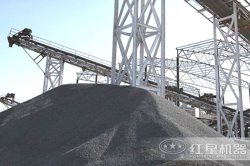 制砂生產(chǎn)現(xiàn)場(chǎng) 制砂生產(chǎn)現(xiàn)場(chǎng)