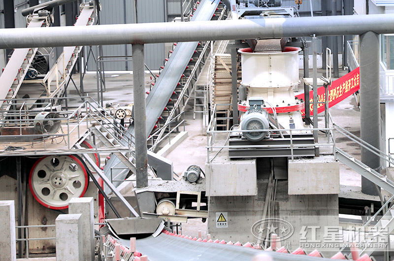 花崗巖破碎生產(chǎn)現(xiàn)場 花崗巖破碎生產(chǎn)現(xiàn)場