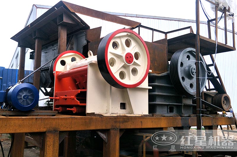 顎式破碎機(jī)現(xiàn)場(chǎng) 顎式破碎機(jī)現(xiàn)場(chǎng)