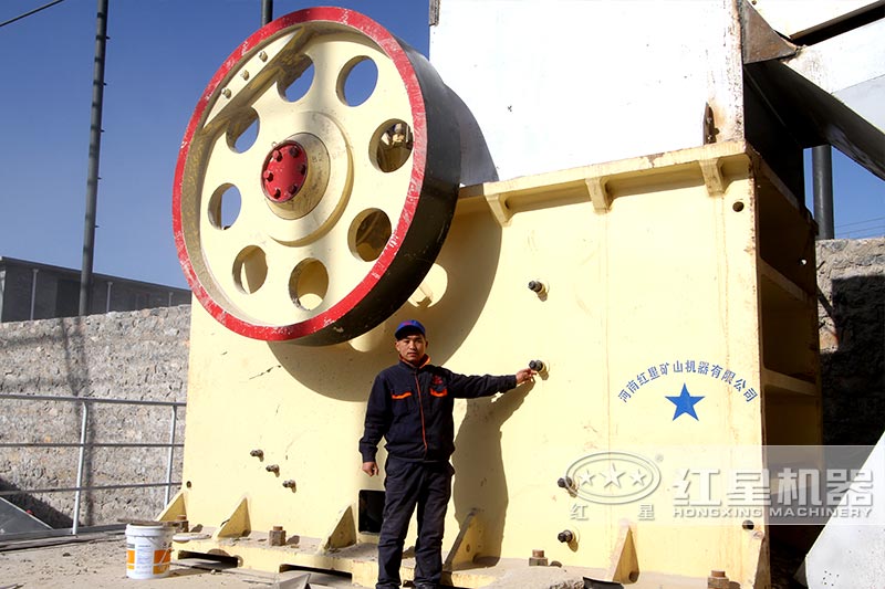 912顎式破碎機(jī)在現(xiàn)場(chǎng) 912顎式破碎機(jī)在現(xiàn)場(chǎng)