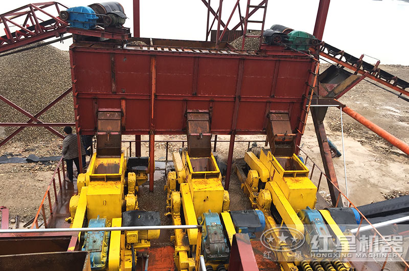 對輥制砂機(jī)作業(yè)現(xiàn)場 對輥制砂機(jī)作業(yè)現(xiàn)場