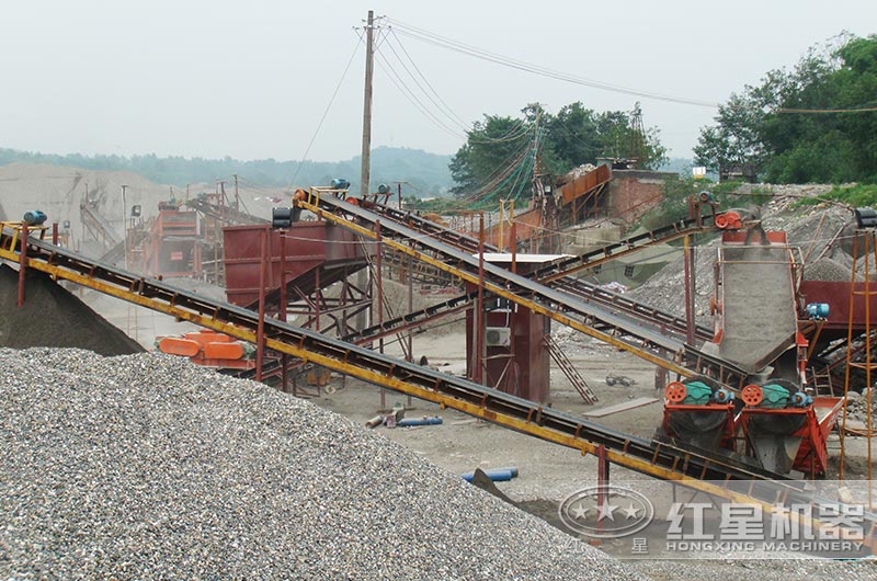 對輥制砂機(jī)作業(yè)現(xiàn)場 對輥制砂機(jī)作業(yè)現(xiàn)場