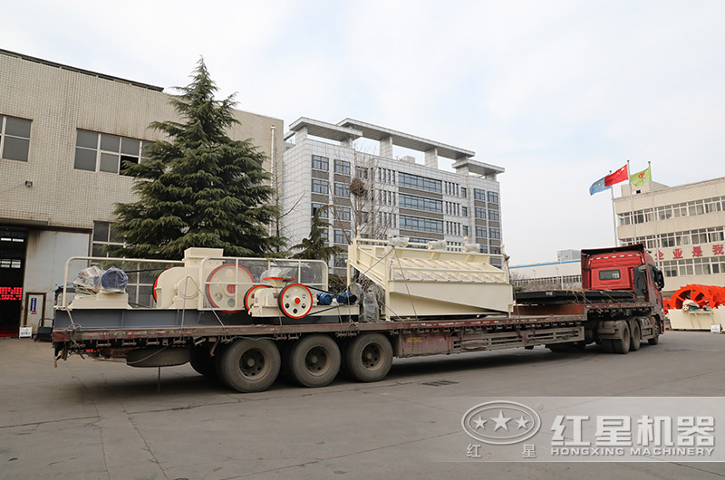 紅星對輥制砂機(jī)發(fā)貨現(xiàn)場 紅星對輥制砂機(jī)發(fā)貨現(xiàn)場